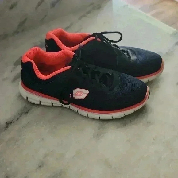Women Sketchers sneakers size 8 - Picture 1 of 8